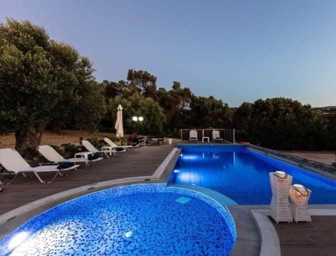 Villa Emily Rethymno อาเดเลียโนส กัมโปส ภายนอก รูปภาพ